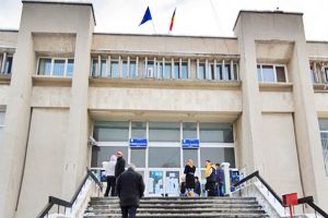 O judecătoare a încercat să se sinucidă. Şi-a tăiat venele şi a înghiţit detartrant!