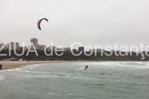 Amatorii sporturilor extreme profita de vantul care bate cu putere la Consanta. Cum a fost surprins un practicant de kite pe plaja Modern (galerie foto-video)