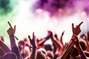 Scene de COȘMAR la un concert hip-hop. Poliţia a INTERVENIT de URGENȚĂ: ”S-a lovit cu CAPUL de PEREȚI„