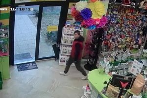 Tânăr FILMAT cum FURĂ un Iphone 7 Plus dintr-un cunoscut magazin arădean (VIDEO)