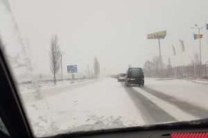 Pe drumurile judeţene se circulă în condiţii de iarnă