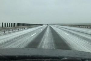 Autostradă şi drumuri închise, zboruri şi trenuri anulate. Cod portocaliu de polei în zece judeţe
