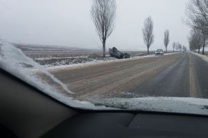 Cleja: S-a răsturnat cu maşina în afara carosabilului