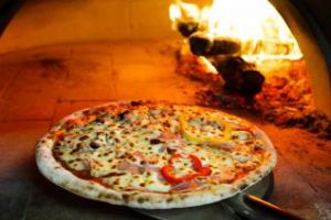 Pizzerie din Cluj, strada Piezişă, acuzată că nu încheie contracte de muncă 