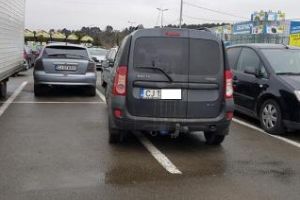 Nesimţire în parcare la Vivo (fostul Polus). Șoferul parcase pe două locuri - FOTO