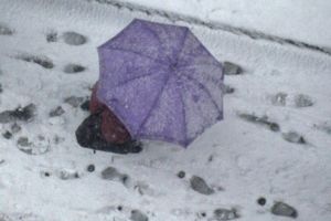 A revenit zăpada! În tot răul e şi un bine: Măcar nu se mai vede MIZERIA din oraş…