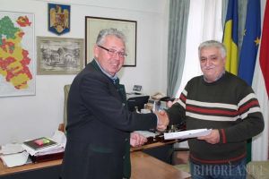 Gargară pe banii tăi! Pásztor se trage-n poză cu primarii care au contracte cu Guvernul, ca şi cum el le-ar fi dat fondurile