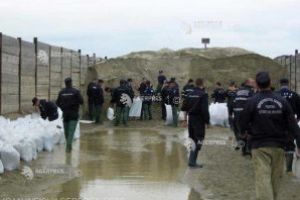 Starea de alertă de la Căpeni, suspendată; echipajele de intervenţie se retrag astăzi