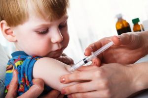 Legea vaccinării zace în sertarele parlamentarilor. După adoptarea în Senat, deputaţii tot discută amendamente