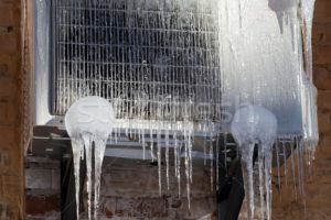 Ploie inghetata la Ploiesti. S-a format strat de gheata pe case si blocuri