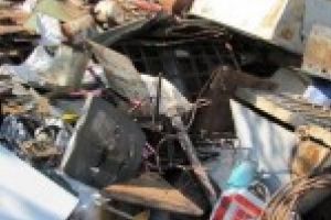 Doi tineri de 29 si 25 de ani au fost prinsi in timp ce transporta deseuri feroase si produse textile,fara acte