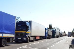 Bătaia de joc continuă. TIR-iştii aşteaptă două ore în Petea