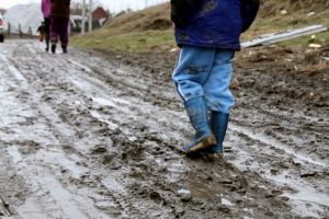 Peste 8.000 de copii din judeţ au părinţii plecaţi la muncă în străinătate