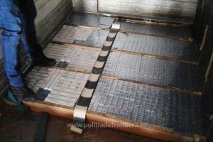 Aproape 30.000 de pachete de ţigări, descoperite în podeaua unui TIR