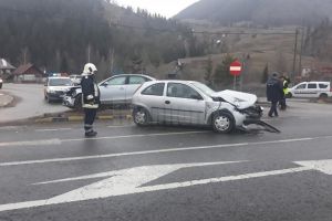 Accident pe DN 17, după ce o şoferiţă nu s-a asigurat la virajul la stânga