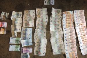 VIDEO: Un tânăr de 21 de ani a dat lovitura cu un furt dintr-o maşină. Cât au avut de recuperat poliţiştii