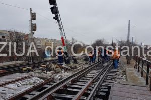 Se lucreaza la calea ferata de pe podul de la IPMC dupa ce un tren a deraiat