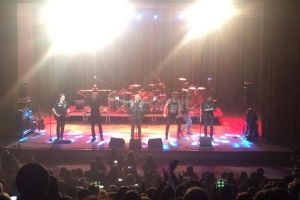 Sute de suceveni au cântat împreună cu Dan Bittman, la concertul susţinut de Holograf la Suceava