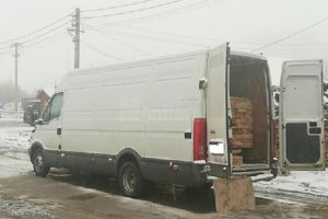 S-a ales cu amendă şi cu autoutilitara confiscată pentru că transporta material lemnos ...