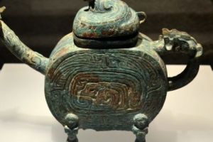 Descoperire ISTORICĂ în China. Arheologii au scos la SUPRAFAȚĂ un vas de bronz. Ce au găsit în INTERIORUL acestuia le-a dat FIORI