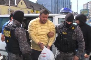 Traficanţi de droguri din Sibiu şi Cisnădie ridicaţi de acasă de poliţie. Toţi sunt condamnaţi
