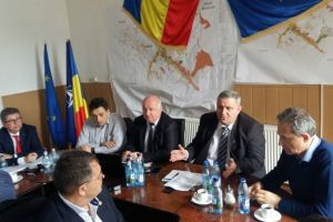 FOTO: Demersuri pentru refacerea drumurilor din Munţii Apuseni. Întâlnire la Abrud, între primari şi prefecţii judeţelor Alba şi Hunedoara