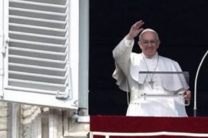 Papa Francisc atrage ATENŢIA: Crucifixul este pentru RUGĂCIUNE, nu o DECORAŢIUNE 