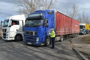 Din nou cozi la frontieră! Camionagiii aşteaptă din nou câte 3 ore să iasă din ţară!
