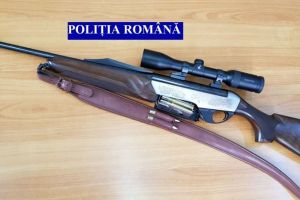FOTO: Doi bărbaţi, reţinuţi pentru braconaj cinegetic. Au fost depistaţi, în flagrant delict, după ce au împuşcat o căprioară