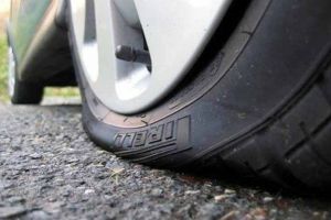 Tânăr de 28 de ani, din Alba Iulia reţinut de poliţişti pentru distrugere. A înţepat cauciucurile mai multor autoturisme parcate în cartierul Bărăbanţ