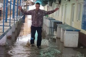 Scandal în piaţa din Beiuş: După 30 de ani, Primăria scoate la licitaţie toate mesele şi spaţiile comerciale