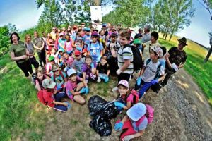 FOTO: Elevii Școlii ,,Ioan Mihu” din Vinerea – ,,Împreună pentru o natură curată”