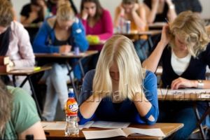 Luni a început simularea bacalaureatului. Sute de absenţi la prima probă