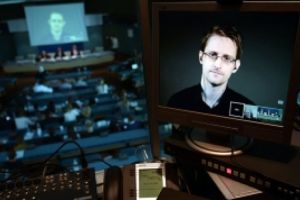 Edward Snowden face DEZVĂLUIRI CUTREMURĂTOARE despre Facebook: E o companie de supraveghere, mascată drept 'reţea socială'