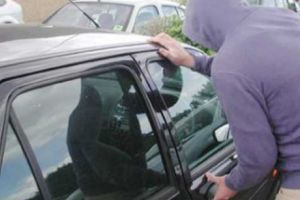 Cel mai prost hot! I-a furat geanta unei soferite si a fost prins in cateva minute. Incredibil unde se ascunsese de politisti