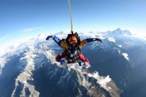 MOARTEA A LOVIT ÎN AER. Accident fatal între doi paraşutişti, când se pregăteau de aterizare. Filmare ce vă poate afecta emoţional