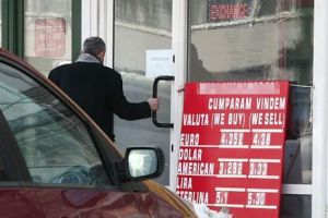 VEȘTI PROASTE pentru românii cu rate la bănci! Cât va creşte CURSUL VALUTAR şi indicele ROBOR