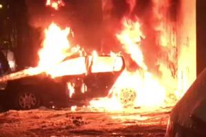 Autoturism incendiat de un batrân