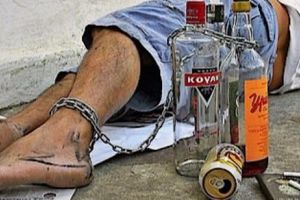 A băut ALCOOL ÎN LOC DE APĂ 30 de ani şi a devenit un MONSTRU VIU, bun doar pentru FILME HORROR. Foto