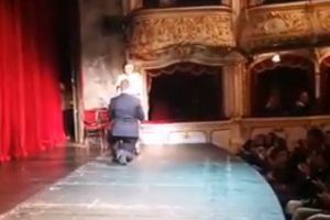 Spectacol cu emoţii, la Teatrul Regina Maria din Oradea: Un tânăr şi-a cerut iubita în căsătorie chiar pe scena din Sala Mare (VIDEO)