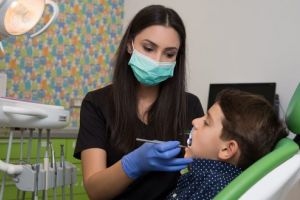 70 la sută dintre şcolari au probleme dentare