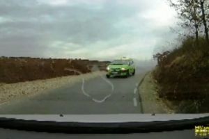 (VIDEO) Orăştie – Romos, drumul care îndeamnă la ucidere din culpă. Un drum modernizat doar pe jumătate pune serios în pericol vieţile celor care îl parcurg, în fiecare zi