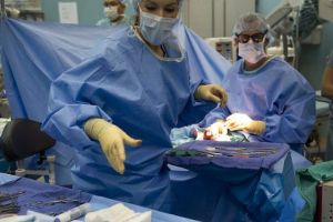 Anesteziştii ameninţă că nu mai intră în sala de operaţii