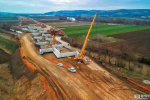 FOTO/VIDEO: Autostrada Sebeş-Turda, lotul 1 – Antreprenorul Pizzarotti se pregăteşte de montarea grinzilor la viitorul pod peste râul Ampoi