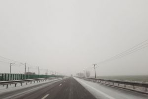 In atentia soferilor! Ninge pe Autostrada Soarelui