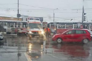 Mergea la un pacient în stare gravă! A treia maşină de la Ambulanţă, izbită lângă Piaţa Cetate în doar trei zile (FOTO)