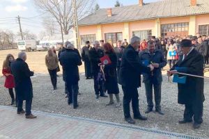 Inaugurare fără finalizare: Au tăiat panglica la liceul din Marghita, numai că n-au dat clădirea în folosinţă
