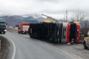 FOTO – VIDEO TIR răsturnat pe DN7 la intrarea în Tălmaciu