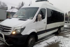 O profesoară dată jos abuziv din autobuz de un consilier ALDE, cu toate că naveta îi este plătită de Primăria Monor