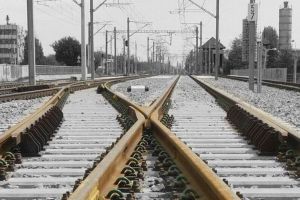 O maşină răsturnată a blocat traficul feroviar între Braşov şi Sfântu Gheorghe